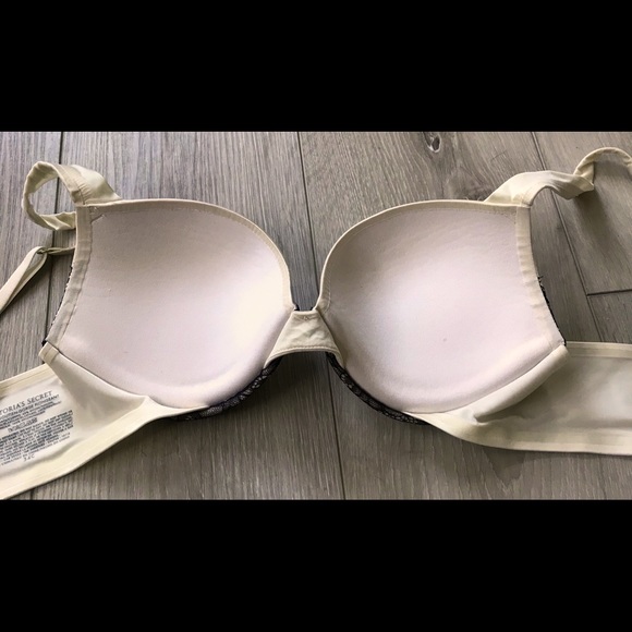 Victoria’s Secret 34C Plunge Bra Padded - Picture 4 of 4